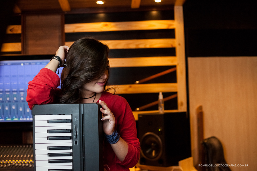 Ensaio de 15 anos da Karolina cantando no estúdio de Gravação