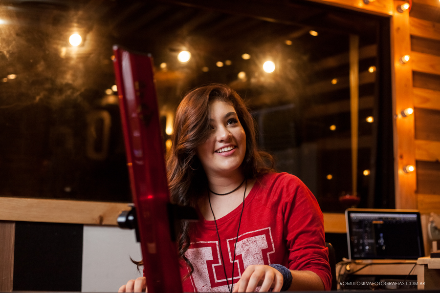 Ensaio de 15 anos da Karolina cantando no estúdio de Gravação