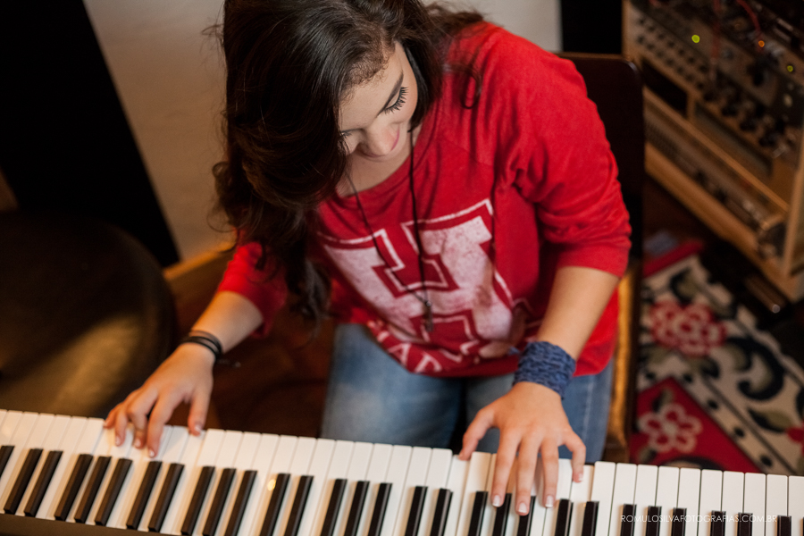 Ensaio de 15 anos da Karolina cantando no estúdio de Gravação