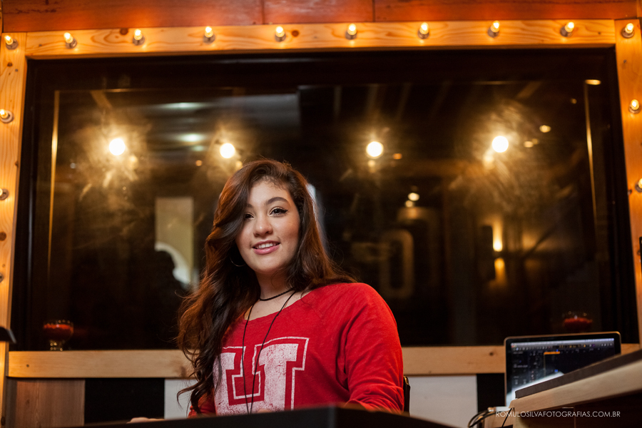 Ensaio de 15 anos da Karolina cantando no estúdio de Gravação