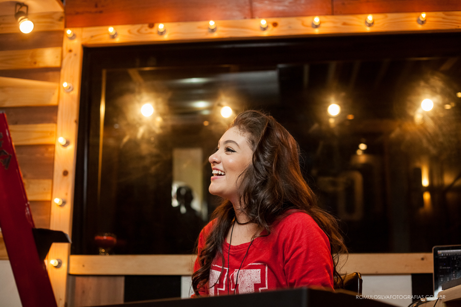 Ensaio de 15 anos da Karolina cantando no estúdio de Gravação