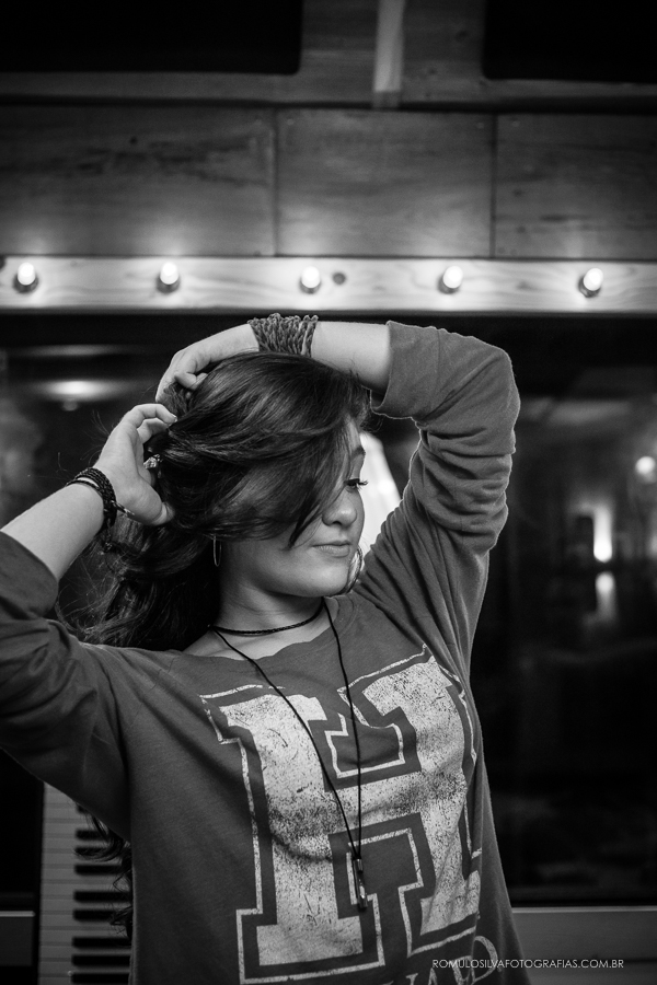 Ensaio de 15 anos da Karolina cantando no estúdio de Gravação