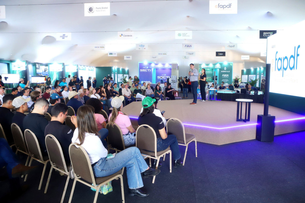 Público acompanha programação técnica em auditório da AgroBrasília 2026. AITEC