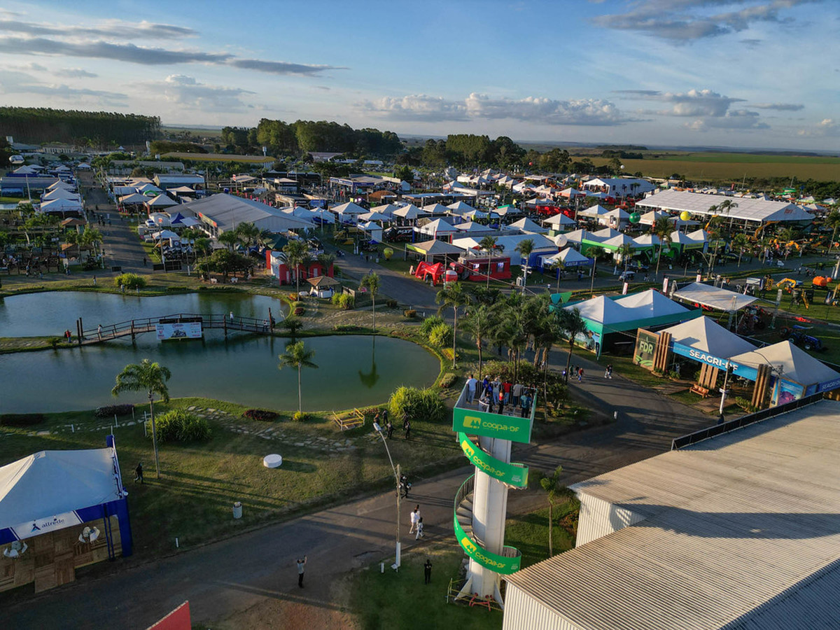Vista aérea ao entardecer mostra a dimensão da AgroBrasília 2026