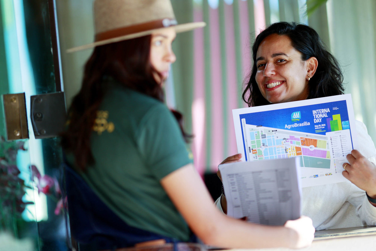 Atendimento ao visitante com mapa e informações da AgroBrasília 2026