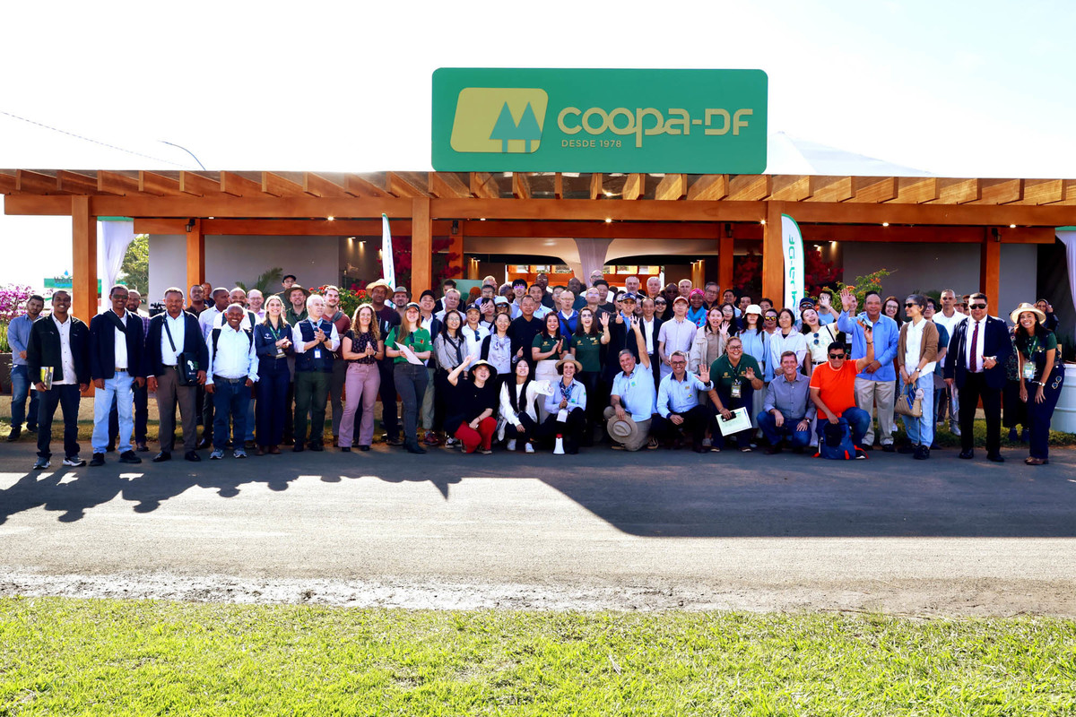 Representantes de embaixadas participam de visita institucional ao espaço da Coopa-DF durante a AgroBrasília 2026