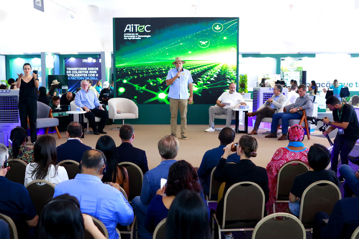 Público acompanha apresentação sobre tecnologia e inovação na AgroBrasília 2026. José Guilherme