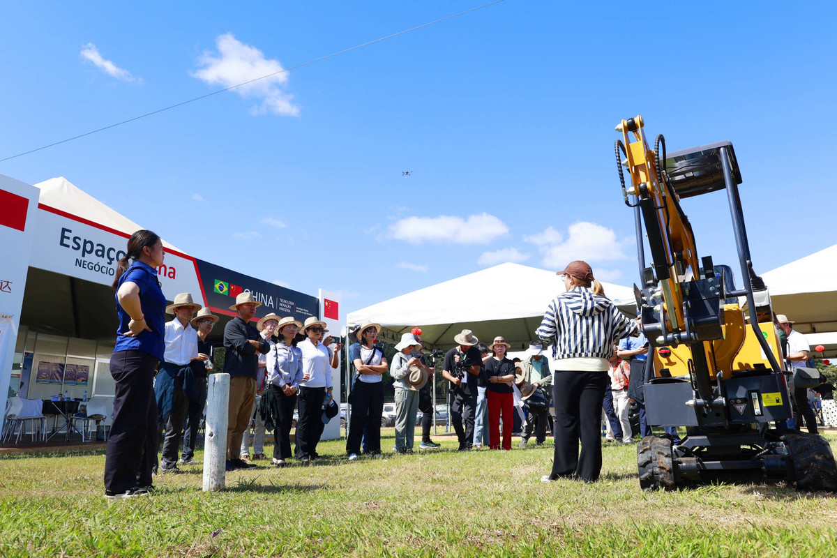 Demonstração de máquinas chinesas e equipamentos para produtores rurais na AgroBrasília 2026