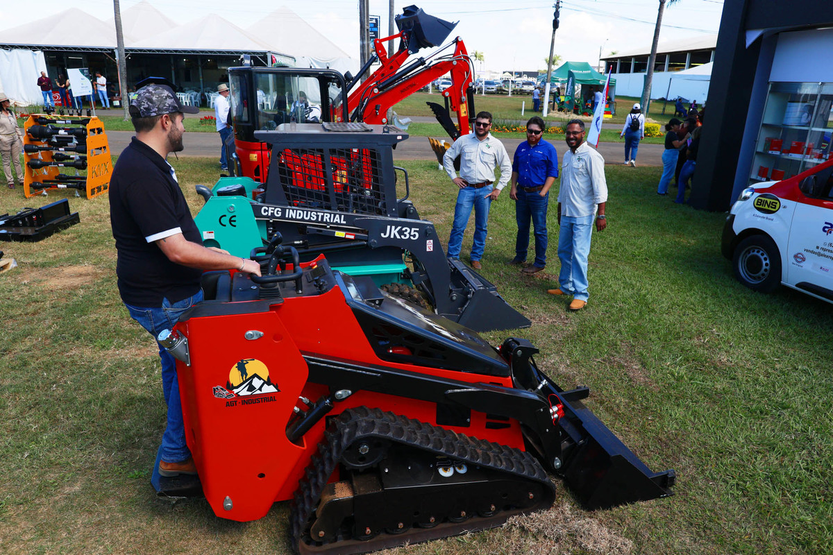 Produtores conhecem implementos agrícolas chineses expostos na AgroBrasília 2026