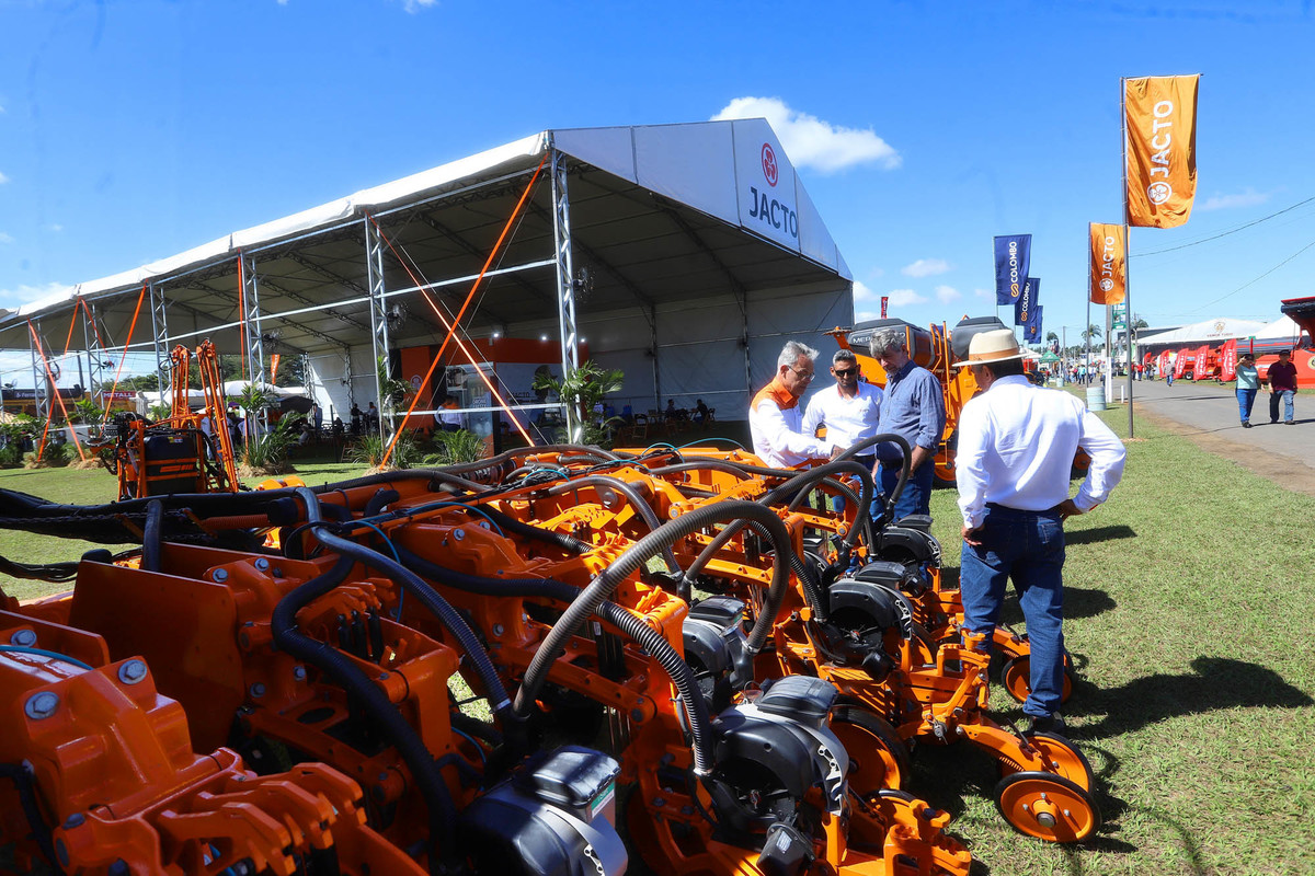Máquinas e implementos agrícolas em exposição na AgroBrasília 2026