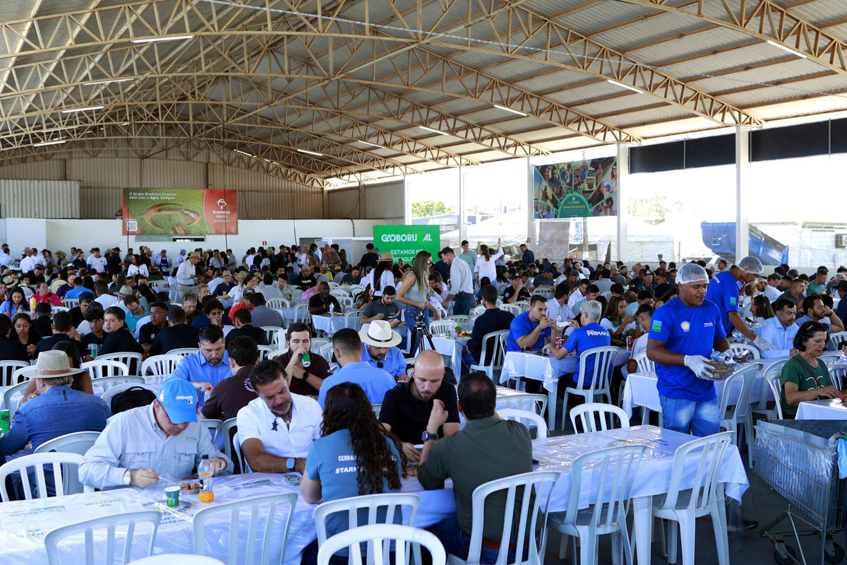 Público reunido durante almoço no restaurante da AgroBrasília 2026