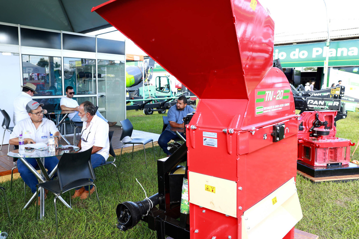Equipamento agrícola exposto na área de negócios da AgroBrasília 2026