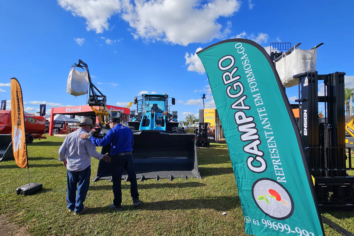 Produtores conhecem máquinas e equipamentos em estande da AgroBrasília 2026