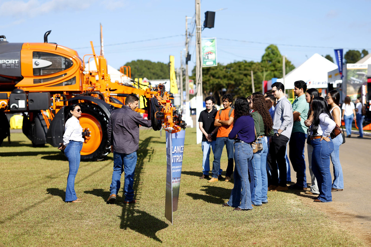 Visitantes circulam entre máquinas agrícolas na AgroBrasília 2026