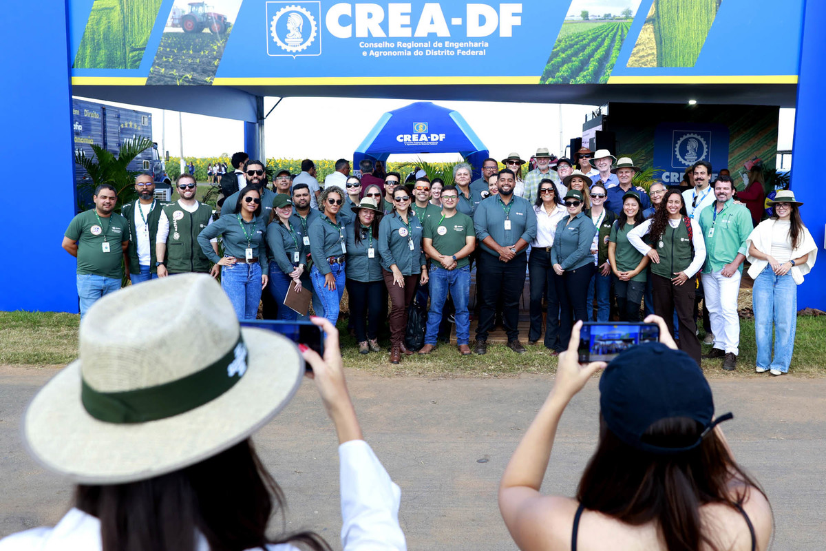 Registro institucional de participantes no espaço do CREA-DF na AgroBrasília 2026