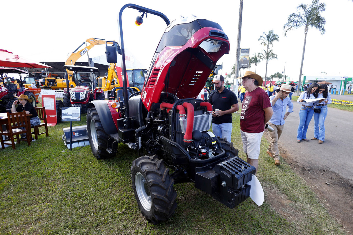 Trator compacto e tecnologia agrícola em exposição na AgroBrasília 2026