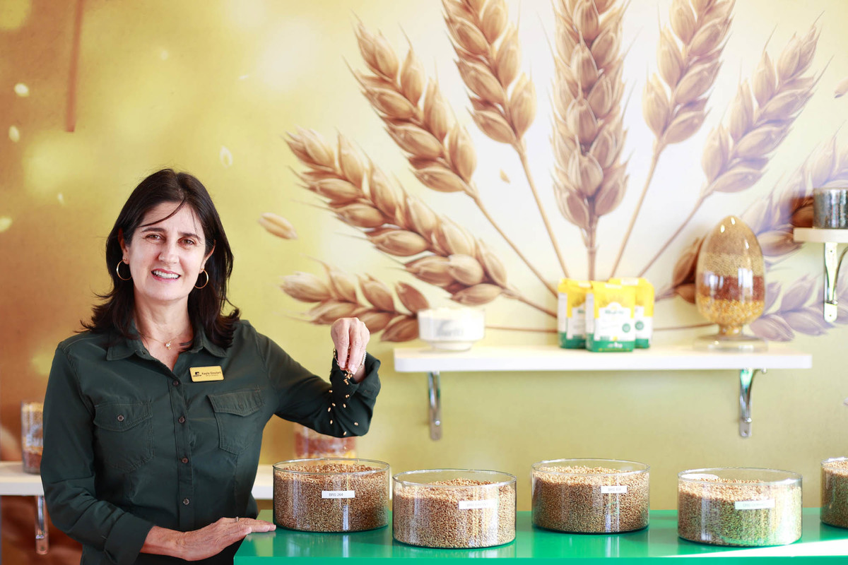 Expositora apresenta produto ligado à produção agrícola na AgroBrasília 2026