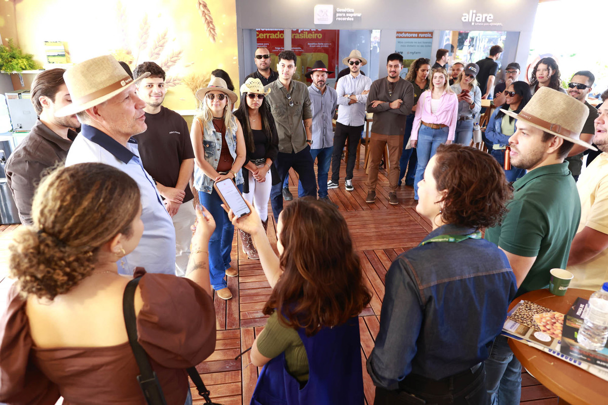 Representantes de embaixadas participam de visita institucional ao espaço da Coopa-DF durante a AgroBrasília 2026