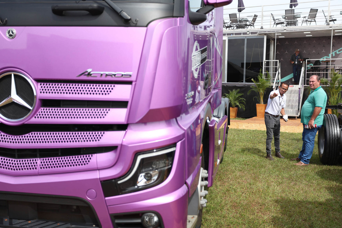 Caminhão em exposição na área de máquinas e veículos da AgroBrasília 2026