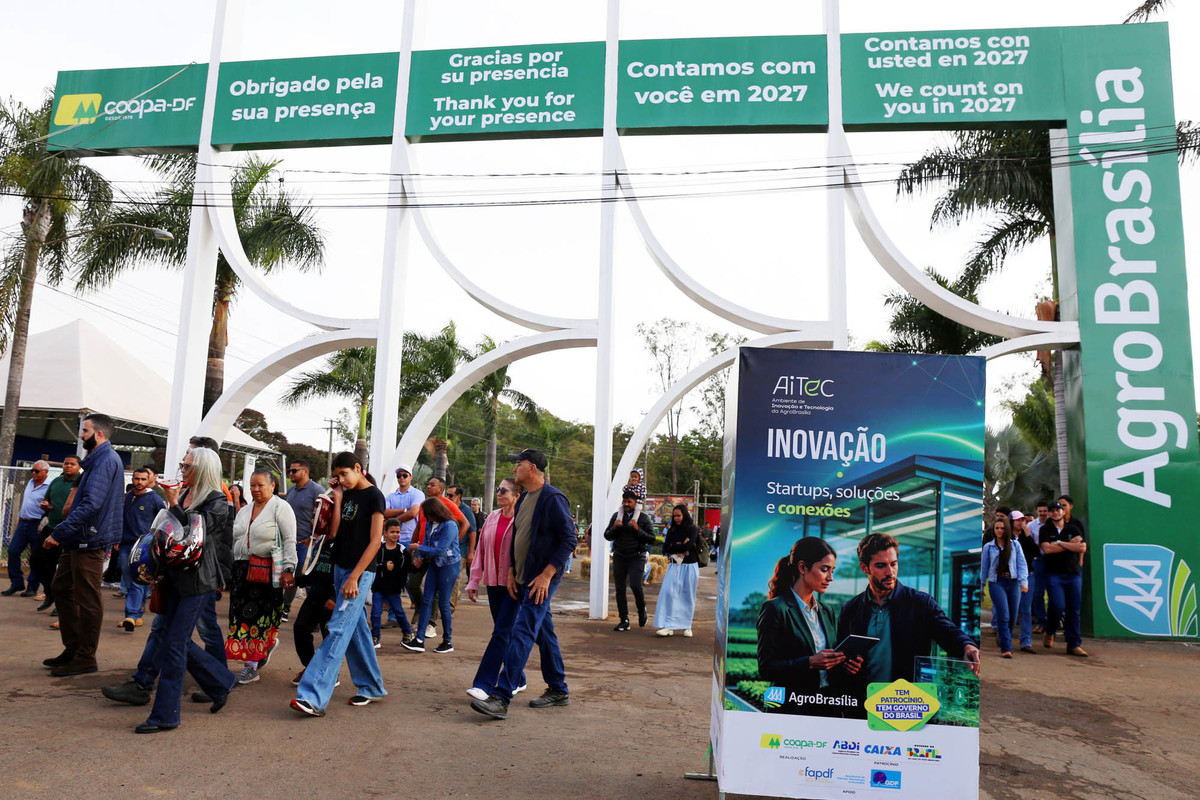Entrada da AgroBrasília 2026 com visitantes circulando pela feira