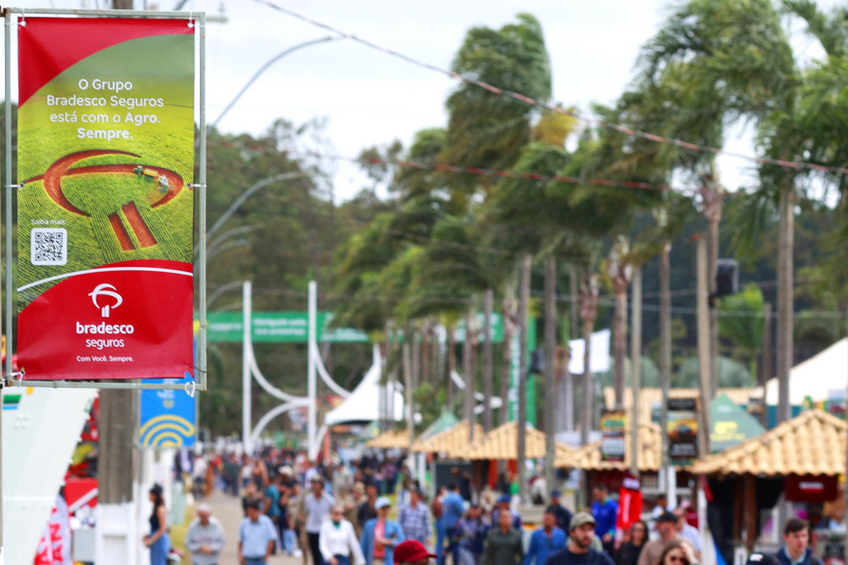 Movimento de visitantes na avenida principal da AgroBrasília 2026