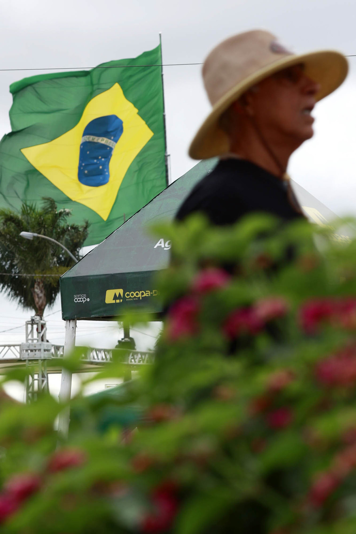 Bandeira do Brasil e estrutura da AgroBrasília 2026 na área da feira