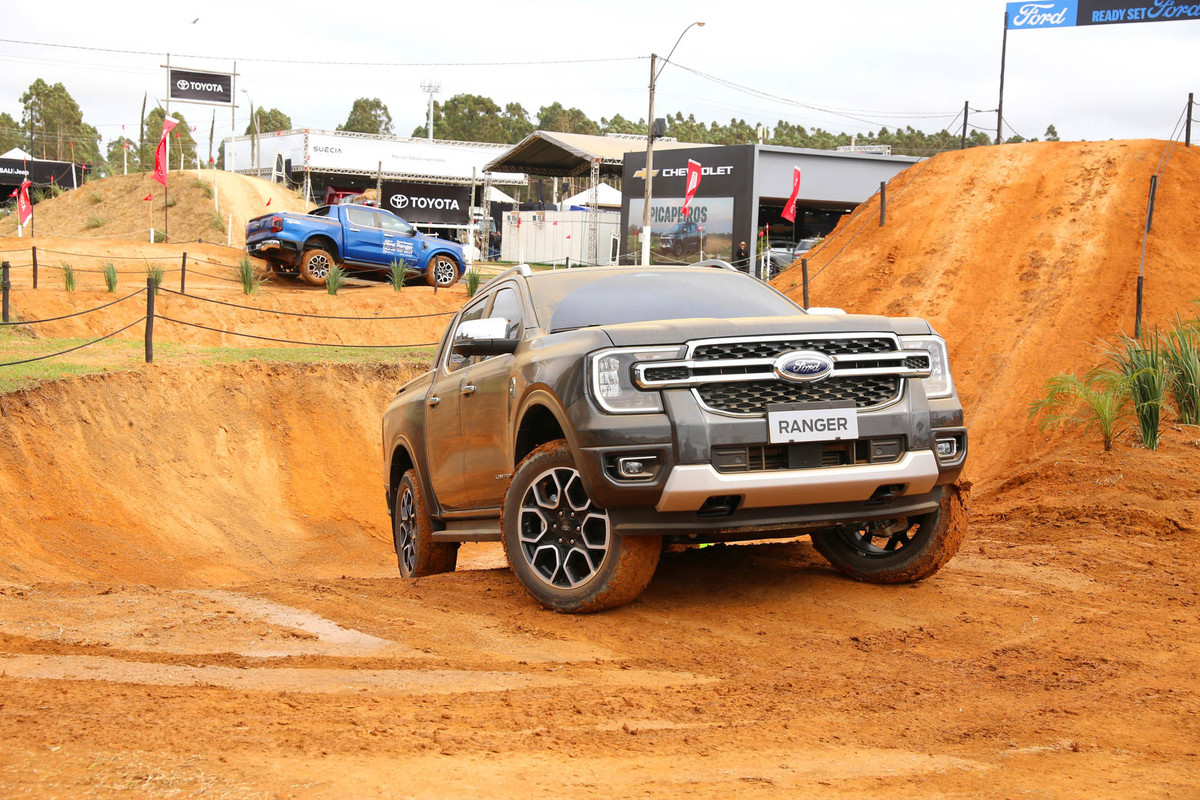 Veículo realiza teste em pista off-road durante a AgroBrasília 2026