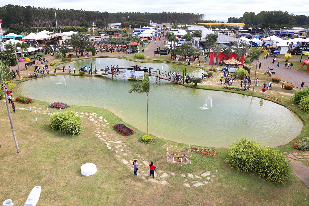 Vista aérea da AgroBrasília 2026 com pavilhões, lago e áreas de exposição