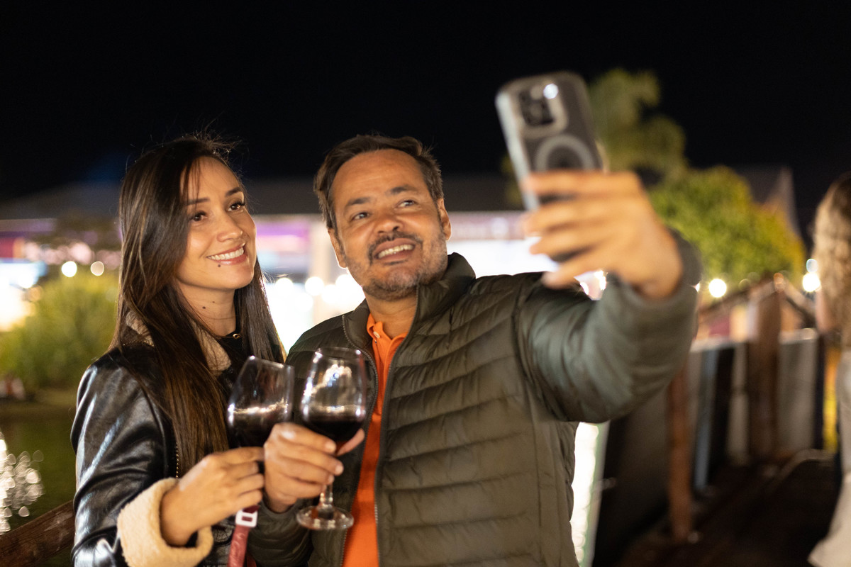 Visitantes degustam vinhos e conversam com expositores durante a Expovitis Brasil 2026, fortalecendo relacionamento e conhecimento sobre os rótulos brasileiros. Foto: Wenderson Araujo/Trilux