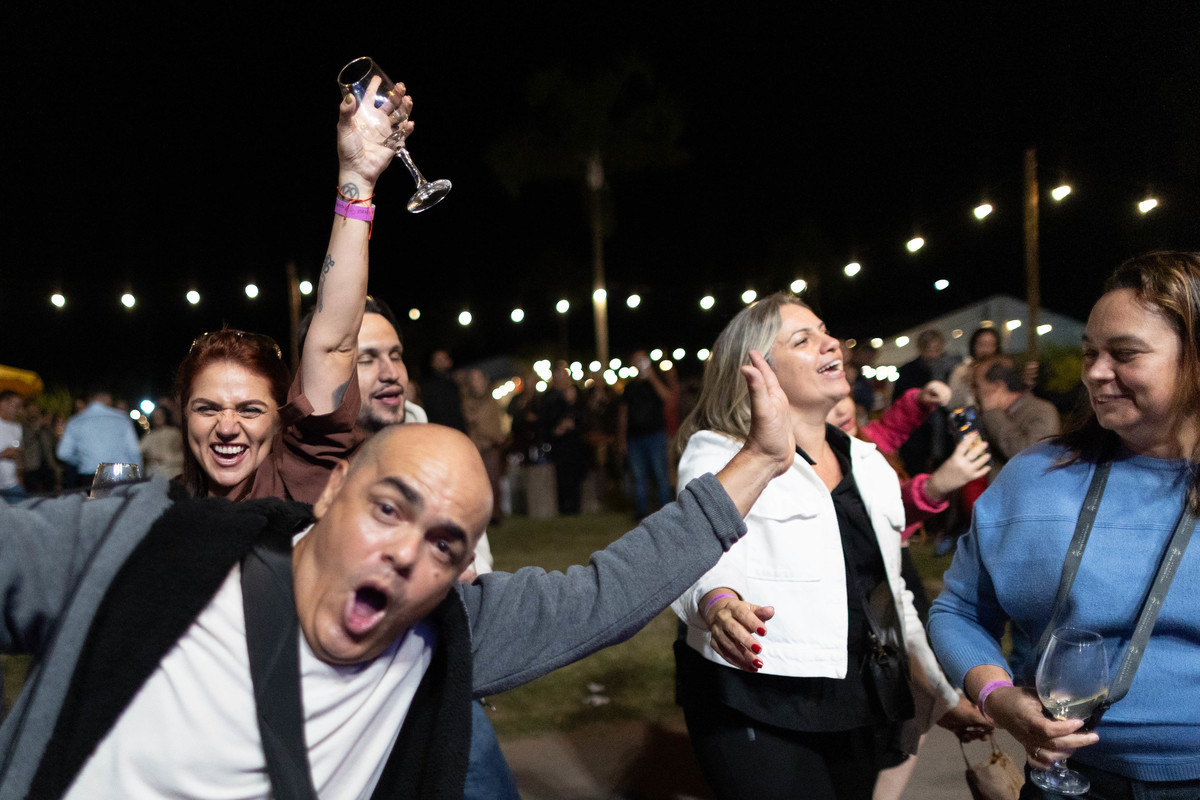 Visitantes brindam durante a Expovitis Brasil 2026, celebrando encontros, experiências e a cultura do vinho brasileiro em Brasília. Foto: Wenderson Araujo/Trilux