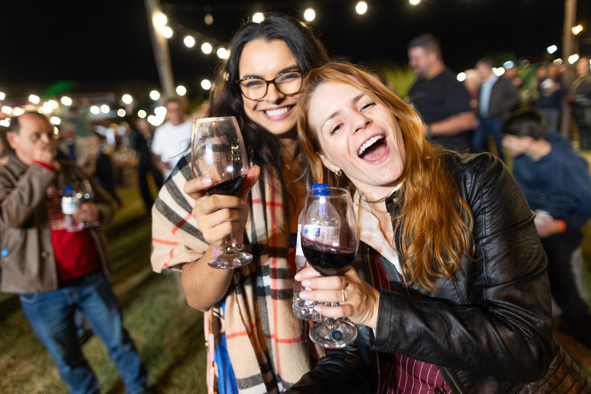 Visitantes apreciam vinhos durante a Expovitis Brasil 2026, feira que aproxima consumidores, produtores e vinícolas de diferentes regiões brasileiras. Foto: Wenderson Araujo/Trilux