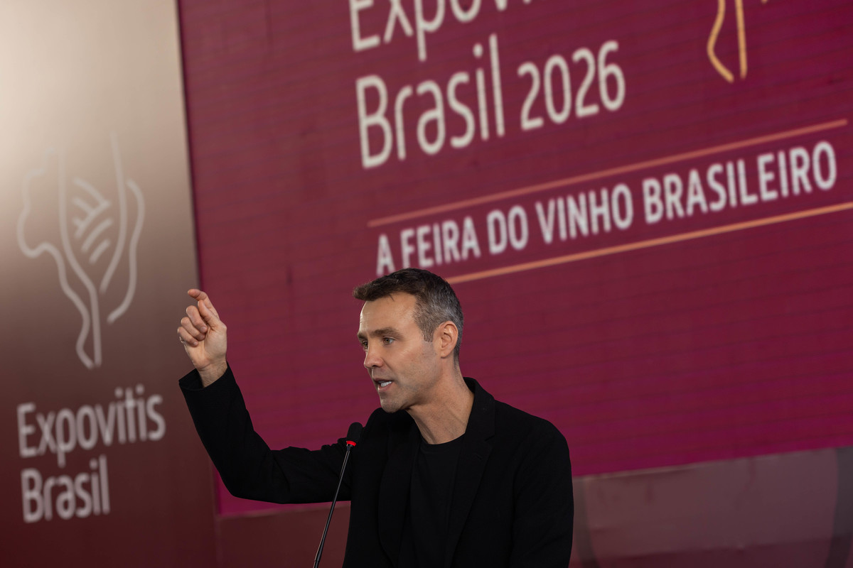 Visitante registra sua participação na Expovitis Brasil 2026, evento que reúne diferentes públicos ligados à cadeia da uva e do vinho. Foto: Wenderson Araujo/Trilux