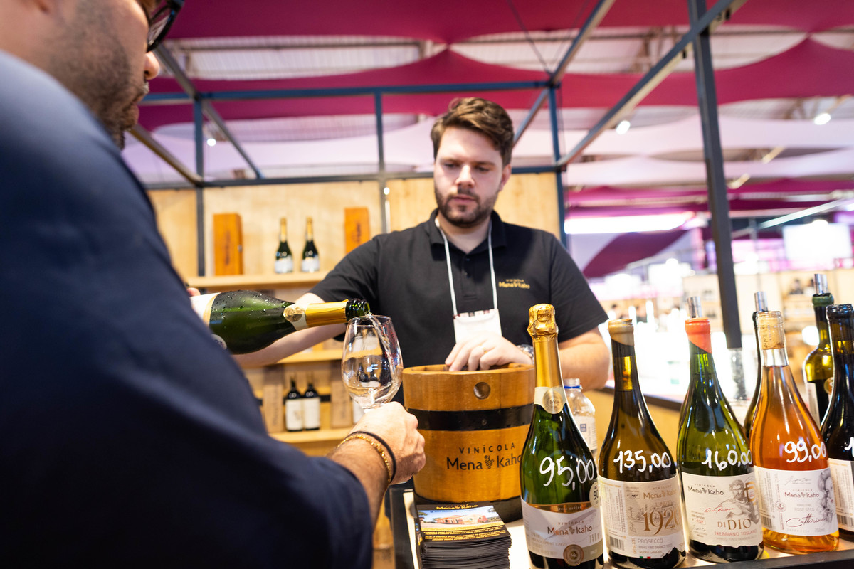 Garrafas de vinho em exposição na Expovitis Brasil 2026 apresentam ao público a variedade de rótulos e produtores da vitivinicultura brasileira. Foto: Wenderson Araujo/Trilux
