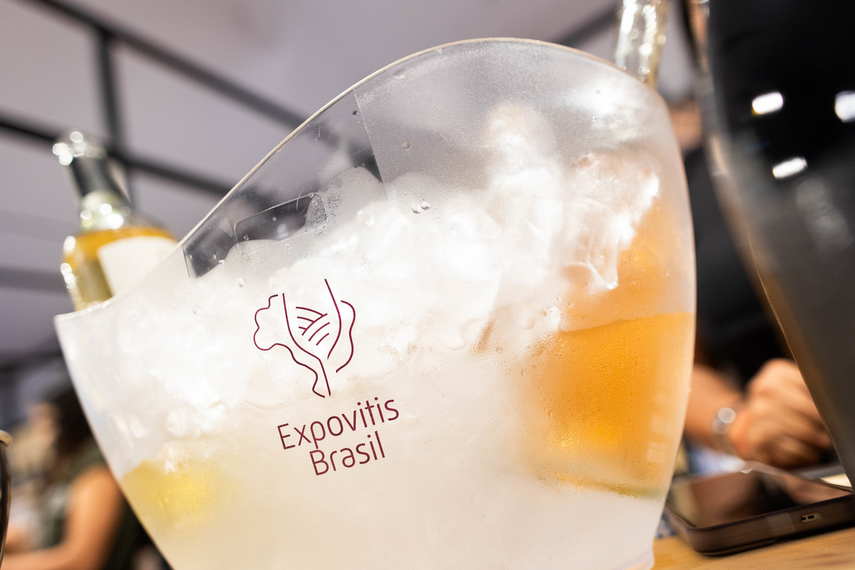 Preparo de bebida durante experiência gastronômica na Expovitis Brasil 2026, evento que integra vinho, sabores e cultura. Foto: Wenderson Araujo/Trilux
