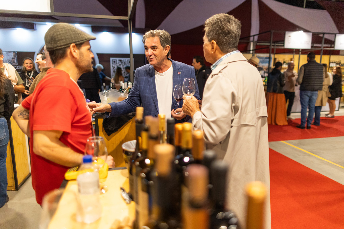 Visitantes participam de experiência em estande da Expovitis Brasil 2026, aproximando público, produtores, marcas e produtos da vitivinicultura. Foto: Wenderson Araujo/Trilux