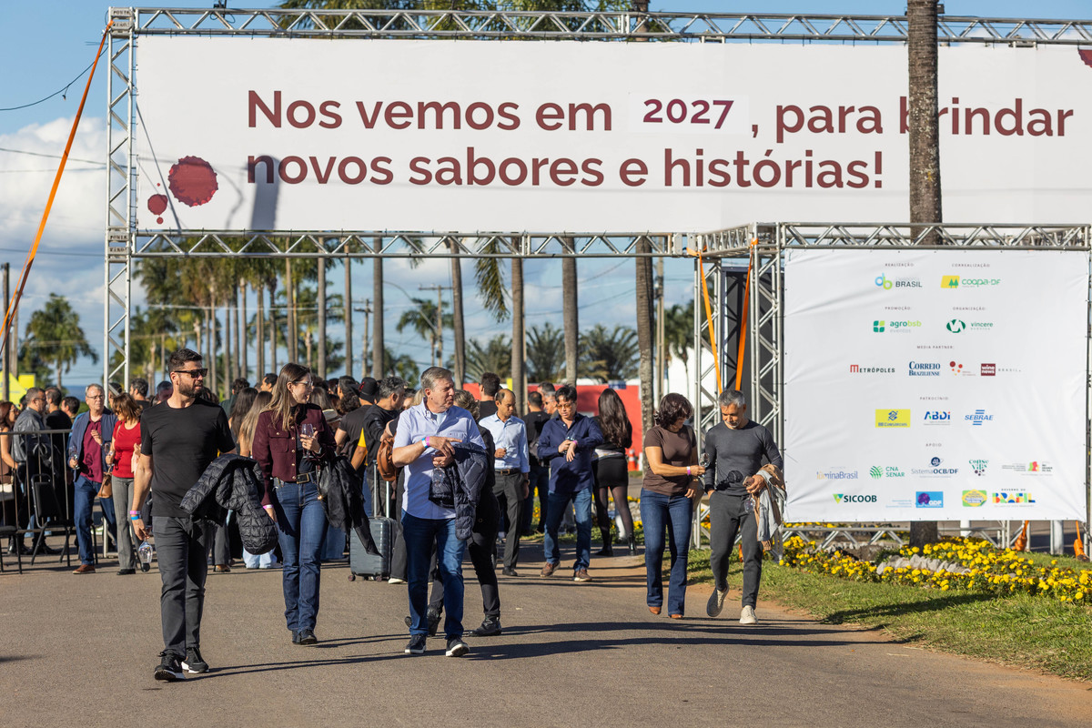 Participantes registram encontro durante a Expovitis Brasil 2026, feira que reúne profissionais e representantes da cadeia vitivinícola brasileira. Foto: Wenderson Araujo/Trilux