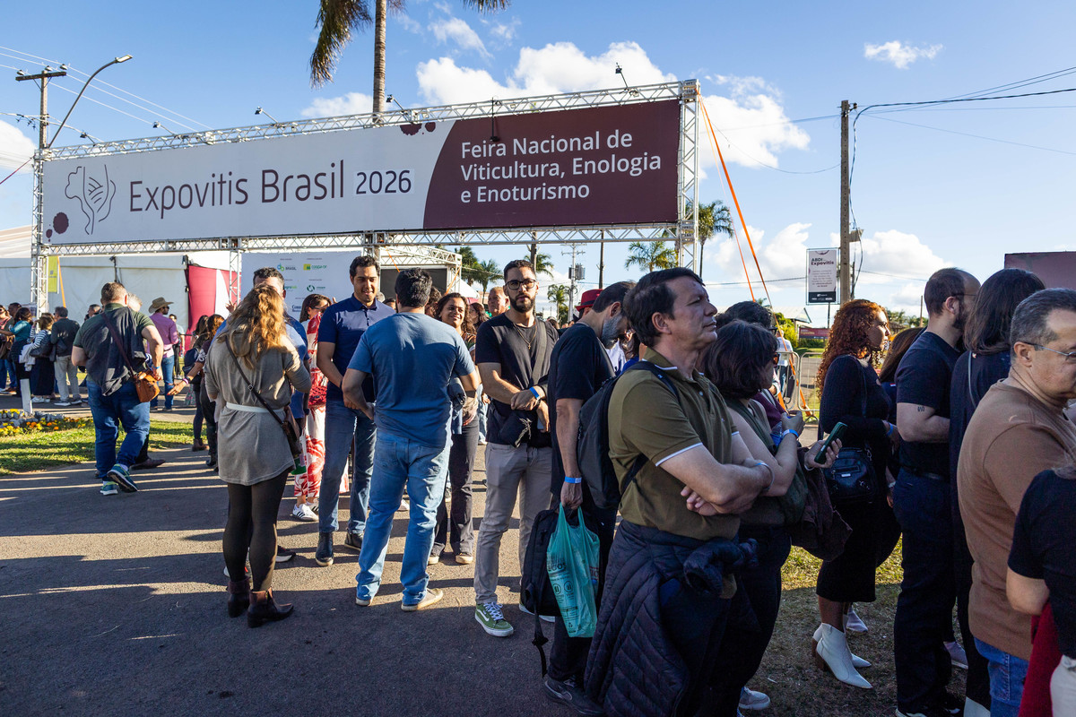 Grupo de visitantes participa da Expovitis Brasil 2026, evento nacional voltado à viticultura, enologia, enoturismo e negócios em Brasília. Foto: Wenderson Araujo/Trilux