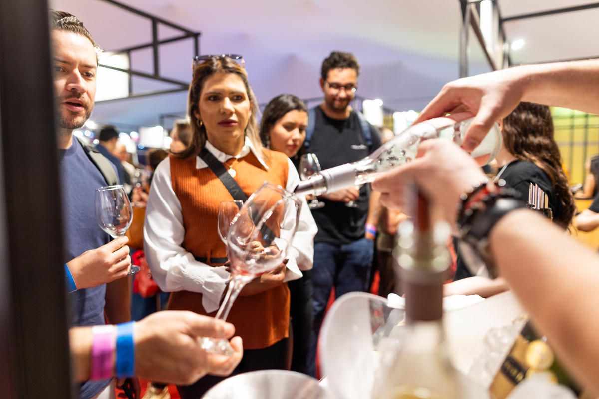 Degustação de vinho aproxima visitantes e expositores durante a Expovitis Brasil 2026, promovendo relacionamento e valorização da produção nacional. Foto: Wenderson Araujo/Trilux
