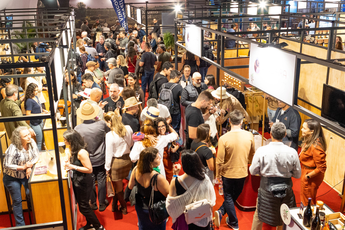 Grande público acompanha a programação da Expovitis Brasil 2026, consolidando a feira como espaço de encontro, negócios e cultura do vinho. Foto: Wenderson Araujo/Trilux