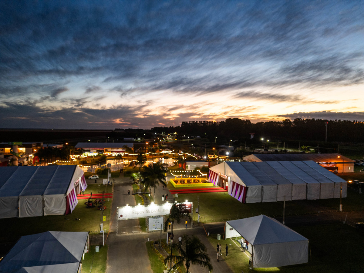 Vista panorâmica da Expovitis Brasil 2026 ao entardecer, com pavilhões e espaços dedicados ao vinho brasileiro em Brasília. Foto: Wenderson Araujo/Trilux
