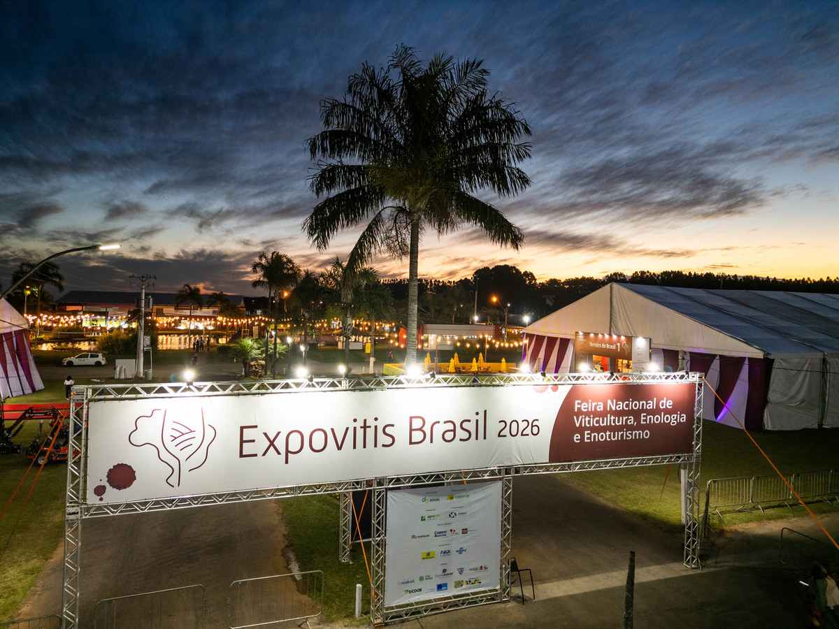 Entardecer na Expovitis Brasil 2026 destaca a estrutura e a atmosfera da feira nacional de vitivinicultura realizada no Distrito Federal. Foto: Wenderson Araujo/Trilux
