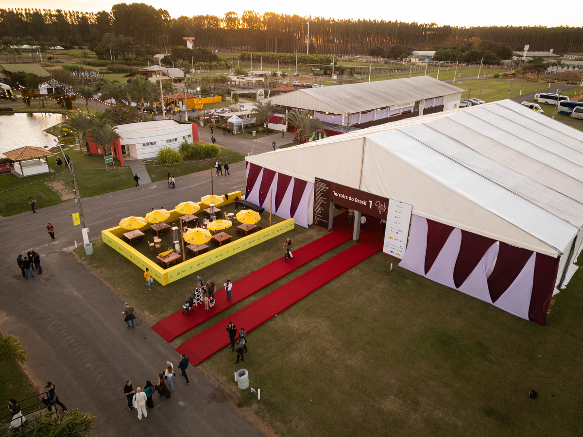 Vista aérea da Expovitis Brasil 2026 registra a dimensão da feira e a movimentação dos espaços de exposição em Brasília. Foto: Wenderson Araujo/Trilux