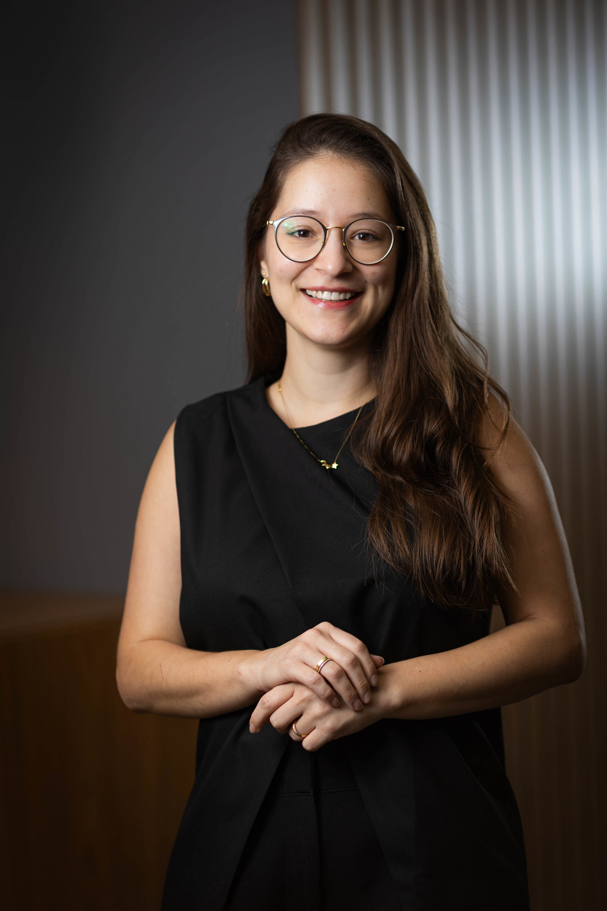 Retrato corporativo de diretora da WIZ.co, produzido no escritório da empresa em Brasília, com iluminação natural e flash. Foto: Wenderson Araujo/Trilux