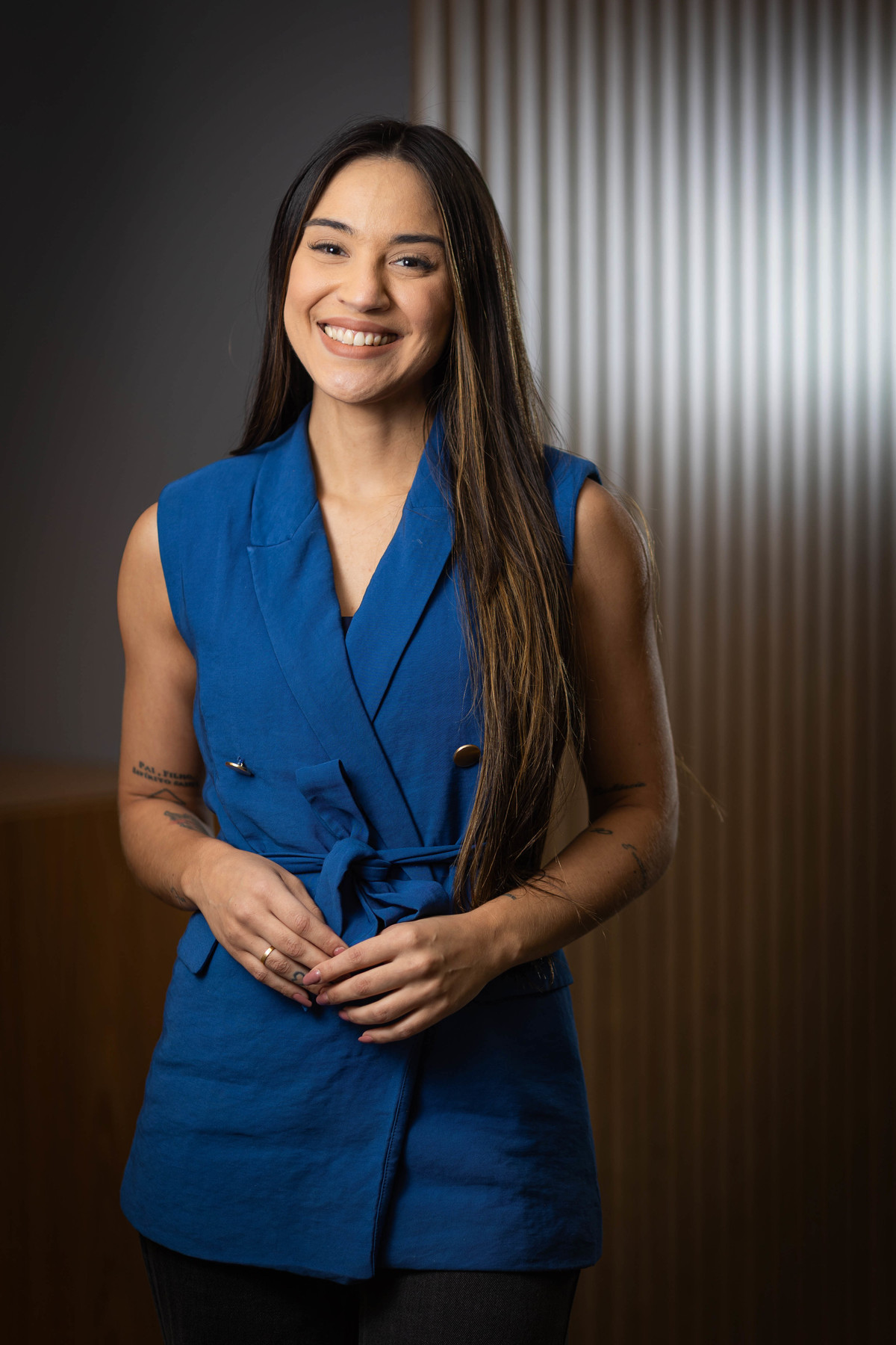Fotografia corporativa de executiva da WIZ.co em Brasília, com direção leve e retrato profissional realizado no próprio ambiente de trabalho. Foto: Wenderson Araujo/Trilux
