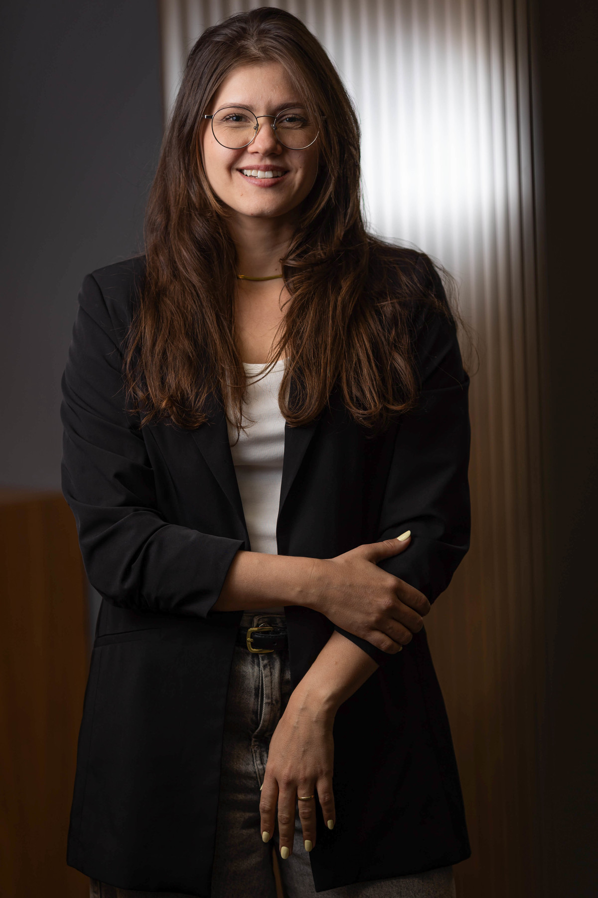 Retrato profissional de diretora da WIZ.co, com composição institucional e iluminação construída no escritório da empresa em Brasília. Foto: Wenderson Araujo/Trilux