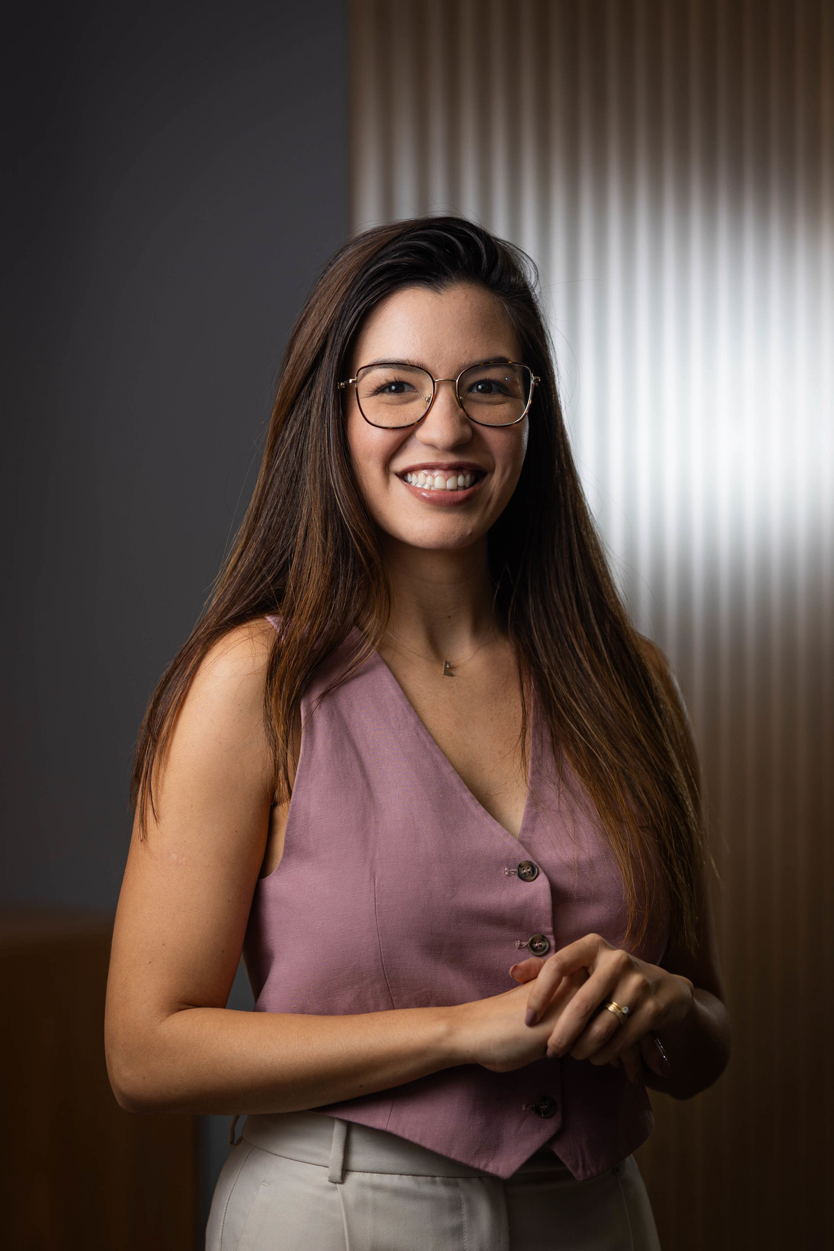 Retrato corporativo feminino produzido para a WIZ.co em Brasília, valorizando expressão natural, personalidade e ambiente empresarial. Foto: Wenderson Araujo/Trilux