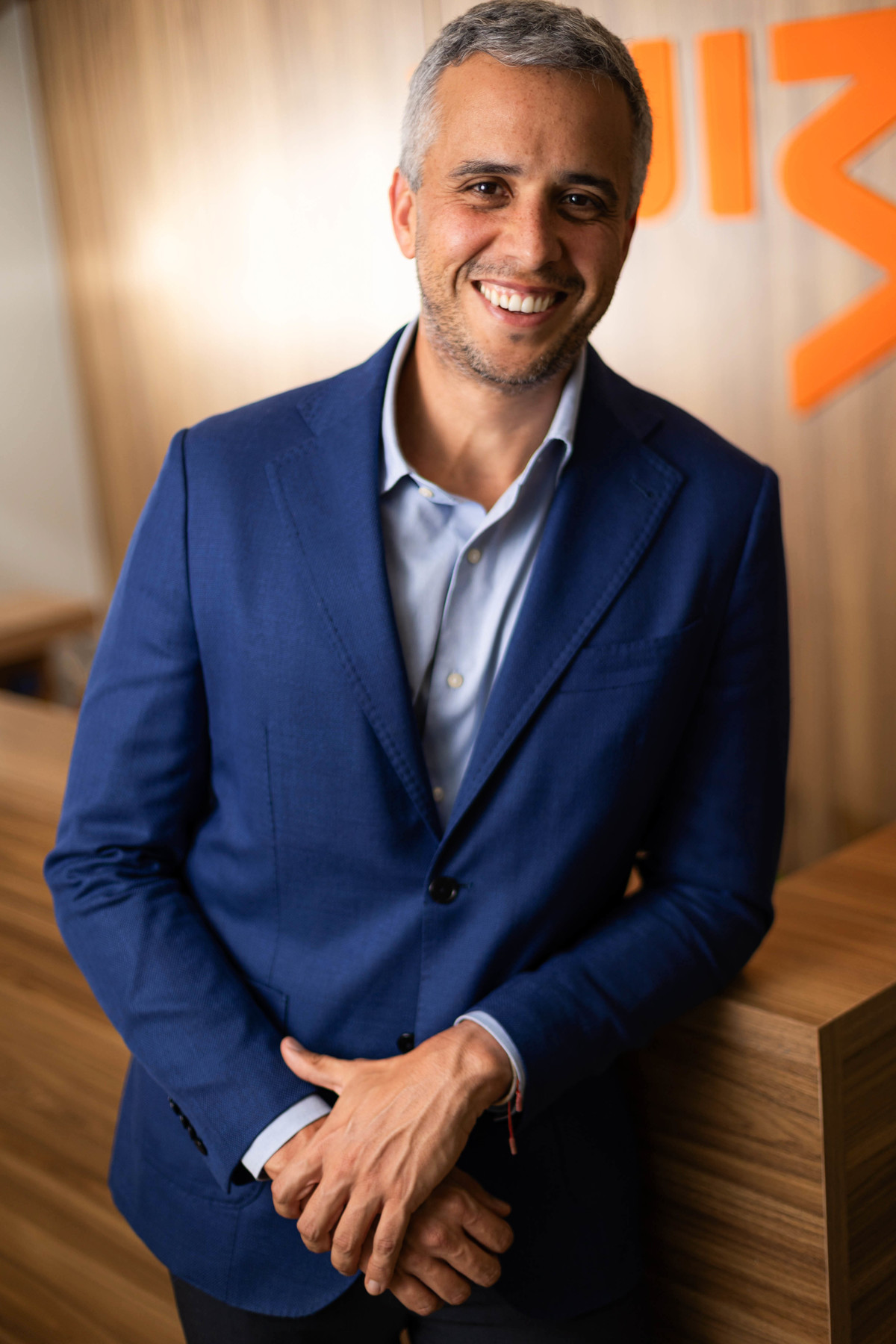Retrato corporativo de diretor da WIZ.co em Brasília, utilizando a identidade visual e a arquitetura da empresa como parte da composição. Foto: Wenderson Araujo/Trilux