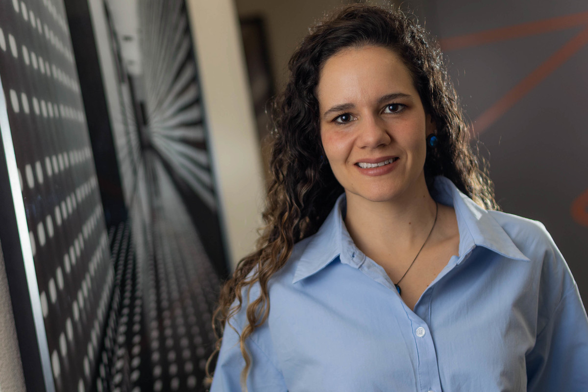 Fotografia corporativa de diretora da WIZ.co em Brasília, integrando retrato, arquitetura e elementos do próprio escritório. Foto: Wenderson Araujo/Trilux