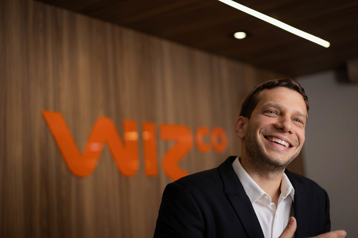 Retrato corporativo de diretor da WIZ.co, fotografado no escritório da empresa em Brasília com composição espontânea e identidade institucional. Foto: Wenderson Araujo/Trilux