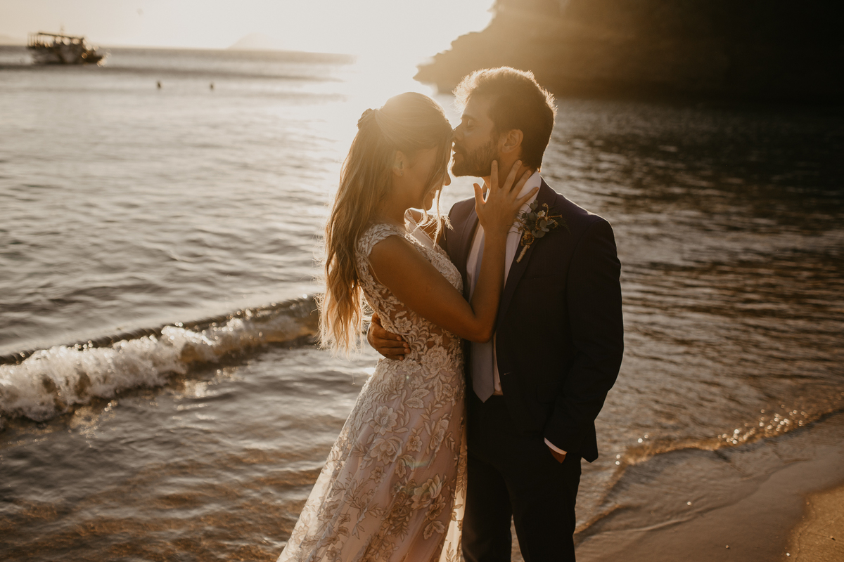 ensaio-de-casal-em-buzios-casal-se-beijando-fotografia-de-marcus-ribeiro-fotografo-de-casamento-rj-buzios